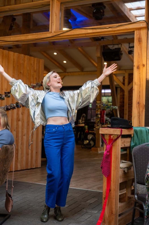Sie möchten mal etwas Anderes, Einzigartiges und Besonderes auf Ihrem Geburtstag, beim Jubiläum oder als Geschenk.
Ich performe Lieder aus Theater und Musical mit viel Spaß, Drama und Humor.